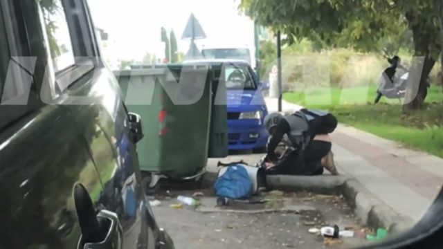 Σοκαριστικές εικόνες στην Πάτρα: Άστεγη τρώει ωμό κρέας από τα σκουπίδια