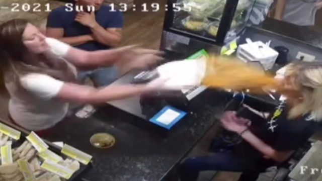 Έξαλλη πελάτισσα πετάει καυτή σούπα στο πρόσωπο εργαζόμενης (video)