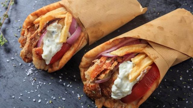 Φτιάξτε εύκολα τυλιχτά μπιφτέκια με σως γιαουρτιού