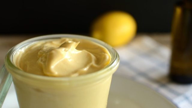 Πεντανόστιμη μαγιονέζα σε 5 λεπτά χωρίς αυγά – Το «μυστικό» με την ποσότητα του ελαιόλαδου