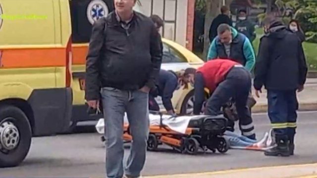 Ανατριχιαστικές στιγμές στη Συγγρού: Μηχανή εκσφενδόνισε γυναίκα στο αντίθετο ρεύμα!