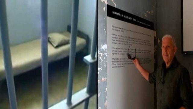 Σε πιάνει δέος: Ο Τάσος Δούσης στο κελί όπου φυλακίστηκε ο Νέλσον Μαντέλα στο Γιοχάνεσμπουργκ (videos)