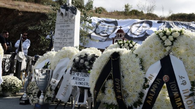 Ντροπή: Βανδάλισαν και πάλι το μνημείο των φίλων του ΠΑΟΚ στα Τέμπη