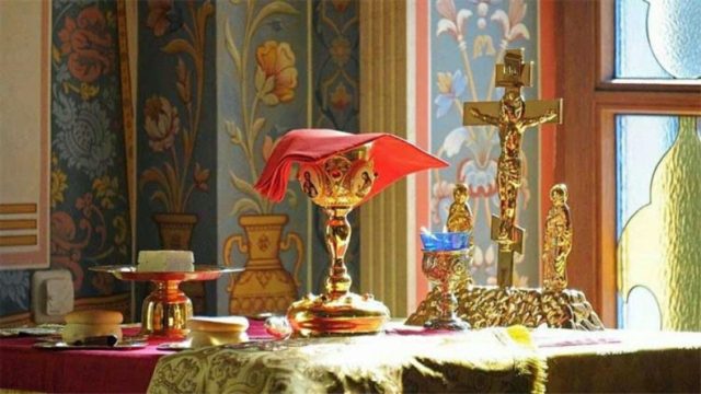 Ιερέας στη Μυτιλήνη κοινωνούσε πιστούς, ενώ νοσούσε με κορωνοϊό