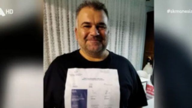 «Τρελός» Θεσσαλονικιός τύπωσε το πιστοποιητικό εμβολιασμού του σε μπλούζα και κυκλοφορεί μόνο με αυτή