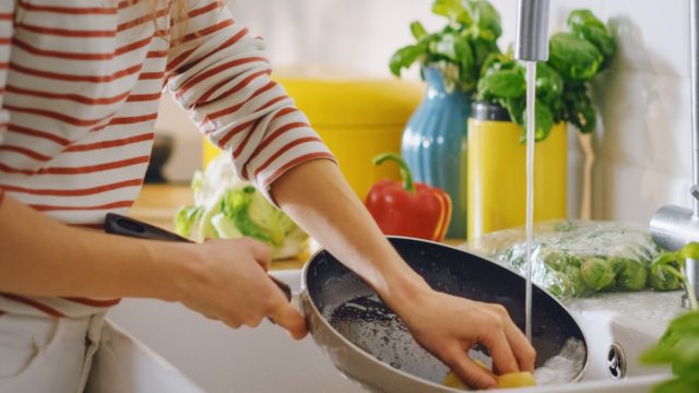 Γέμισε με ξύδι το καυτό τηγάνι και έλυσε το πρόβλημα κάθε νοικοκυράς
