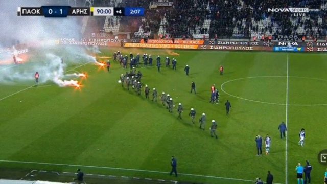 Διακόπηκε το ματς στην Τούμπα: “Ντου” οπαδών και κροτίδες –  Καρέ-καρέ η εισβολή των οπαδών και οι μάχες με ΜΑΤ στο χορτάρι (Βίντεο – Εικόνες)