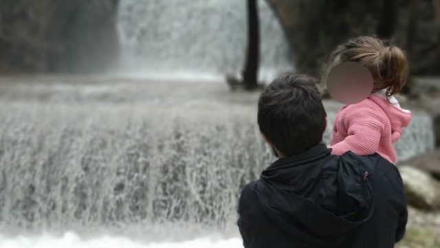 Τρίκαλα: «Είναι άρρωστος – Είχα δει μελανιές στην κόρη μου» λέει ο παππούς της 4χρονης για τον αστυνομικό