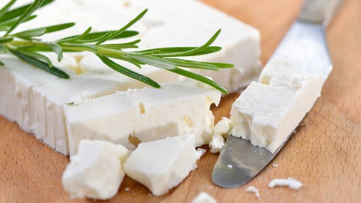 Το απόλυτο κόλπο για να μη μουχλιάσει ποτέ ξανά το τυρί στο ψυγείο σας!