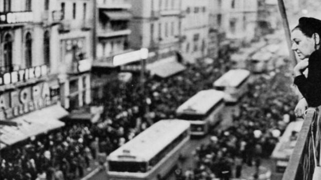 Αυτή είναι η τραγουδίστρια που έκρυψε τους φοιτητές σπίτι της όταν μπήκαν τα τανκς στο Πολυτεχνείο