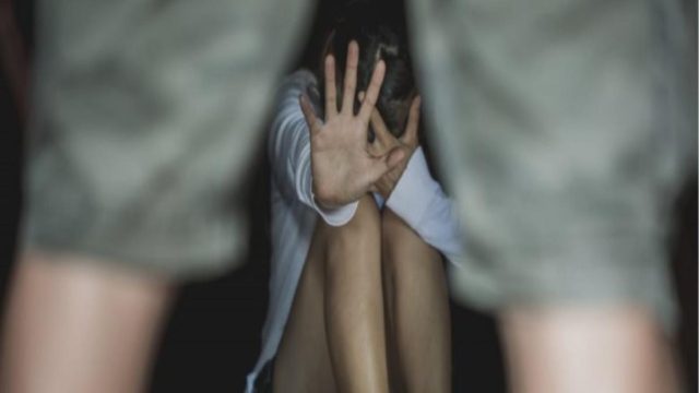 Σοκ: 12χρονη μεταφέρθηκε με στομαχόπονο στο νοσοκομείο, όπου γέννησε το μωρό του βιαστή αδελφού της