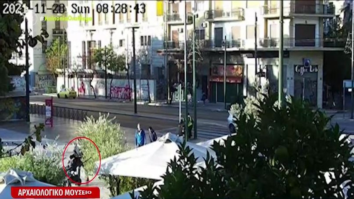 Αρχαιολογικό Μουσείο: Η στιγμή που άνδρας εγκαταλείπει το 1,5 έτους μωρό στο προαύλιο (video)