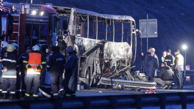 Βουλγαρία: Στους 46 οι νεκροί από το φονικό τροχαίο με το λεωφορείο που τυλίχθηκε στις φλόγες – Πώς σώθηκαν οι επιζώντες (photo-video)