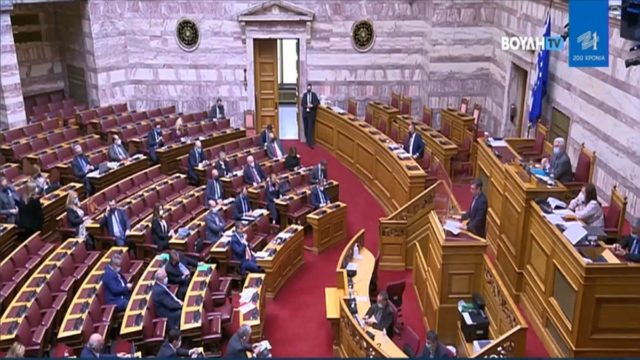 Βουλή: Υπερψηφίστηκε η πρόταση για εξεταστική για δημοσκοπήσεις και λίστα Πέτσα – Πώς ψήφισαν τα κόμματα