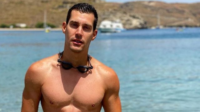 Συγκλονίζει ο Μάνος Βροντζάκης: «Γνωστό πρόσωπο της πολιτικής με παρενόχλησε, ήθελε να μπω μαζί του στο ντουζ»
