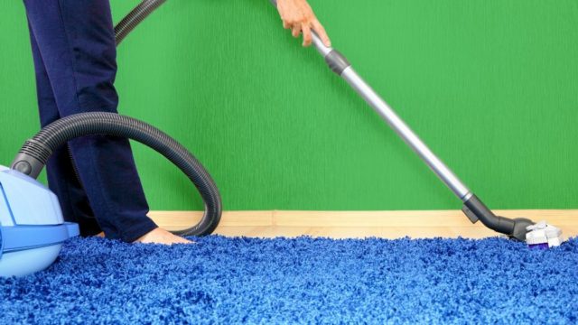 Έβγαλε τα χαλιά και ήταν γεμάτα λεκέδες – Με μαγειρική σόδα και ξύδι έκανε το θαύμα