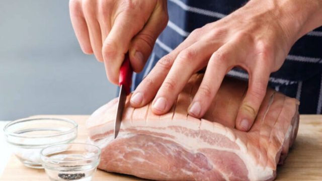 Πριν βάλει το κρέας στη σχάρα το χαράζει – Μόλις δείτε το λόγο θα τρέξετε να το κάνετε