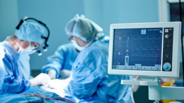 «Διαλύουν» το ΕΣΥ οι ανεμβολίαστοι: 16.000 ασθενείς περιμένουν χειρουργείο!