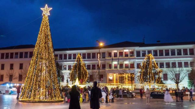 Όλοι είναι υπέροχοι: 3+1 τέλειοι προορισμοί στην Ελλάδα για τα Χριστούγεννα