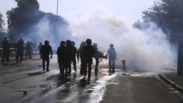 Επεισόδια στην Κηφισίας: Καταγγελία για ακρωτηριασμό πυροσβέστη από κρότου-λάμψης που έριξαν οι αστυνομικοί
