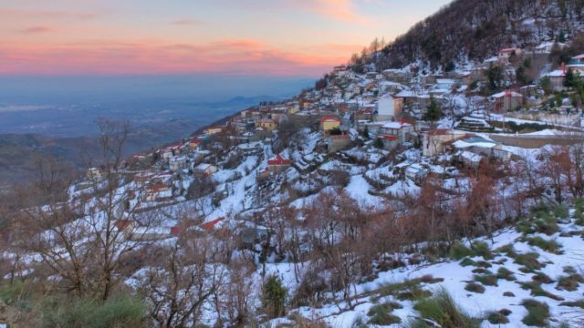 Έπεσαν τα πρώτα χιόνια – Στα “λευκά” Καρδίτσα και ορεινή Πίνδος