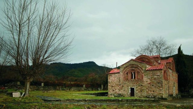 Το άγνωστο ορεινό χωριό χτισμένο μέσα στα έλατα στις παρυφές των Τζουμέρκων