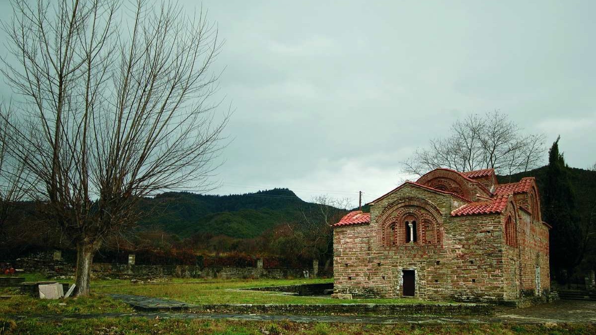 Το άγνωστο ορεινό χωριό χτισμένο μέσα στα έλατα στις παρυφές των Τζουμέρκων