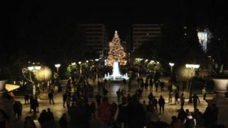 Η φωτογραφία της ημέρας: Η Αθήνα φόρεσε τα γιορτινά της!
