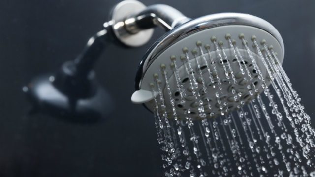 Έβαλε ξύδι σε μια σακούλα και τύλιξε το τηλέφωνο του μπάνιου – Ο λόγος είναι αδιανόητος