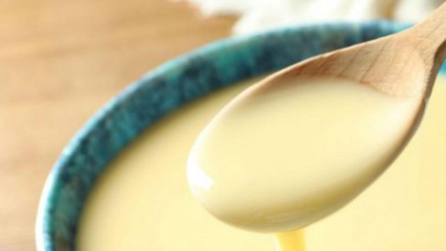 Συνδυάζει στιγμιαίο καφέ, ζαχαρούχο γάλα και κρέμα γάλακτος – Δεν θα πιστεύετε τι φτιάχνει (Video)