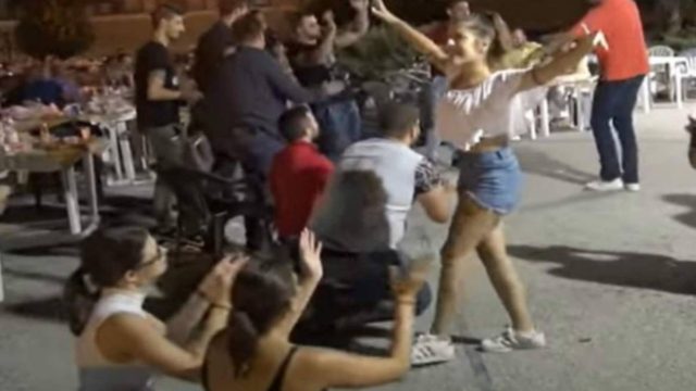 Νεαρή κοπέλα χόρεψε ζεϊμπέκικο και ξετρέλανε όλους τους άντρες