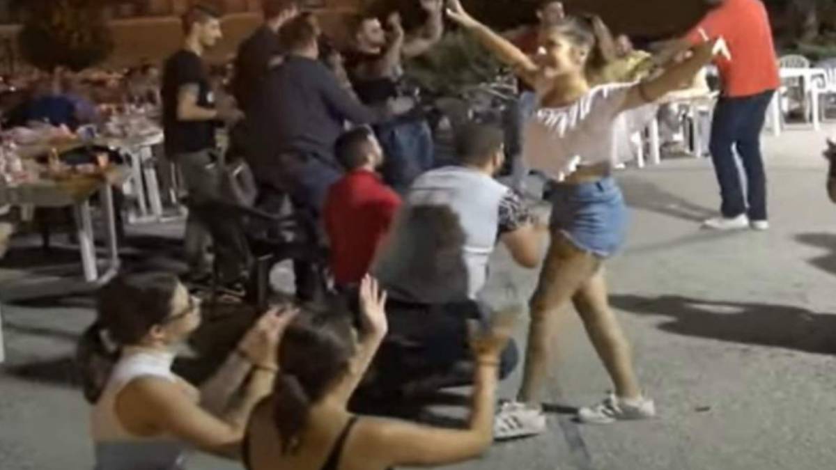 Νεαρή κοπέλα χόρεψε ζεϊμπέκικο και ξετρέλανε όλους τους άντρες