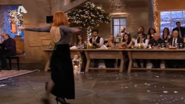 “Πανικός” με το… απρόσμενο ζεϊμπέκικο της ηθοποιού που καθήλωσε τους πάντες