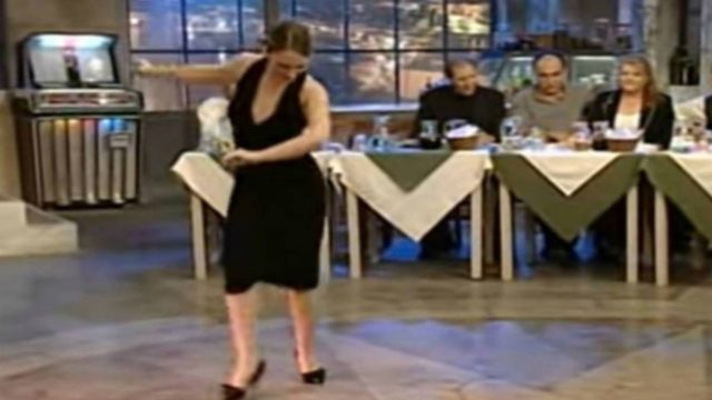 Γυναίκα με βαθύ ντεκολτέ χόρεψε ζεϊμπέκικο και καταχειροκροτήθηκε – Το βίντεο ξεπέρασε τις 761.417 προβολές