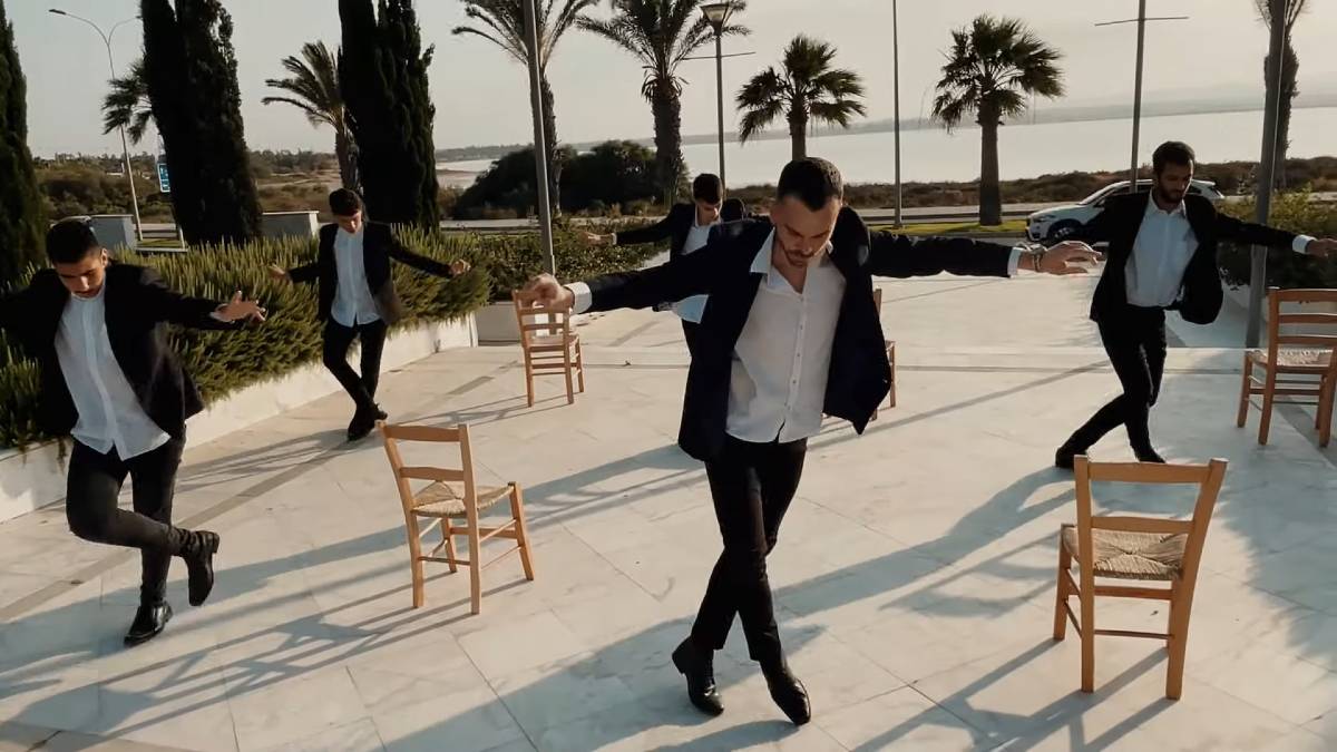 Πέντε παλικάρια χορεύουν το πιο λεβέντικο ζεϊμπέκικο και «γκρεμίζουν» το διαδίκτυο