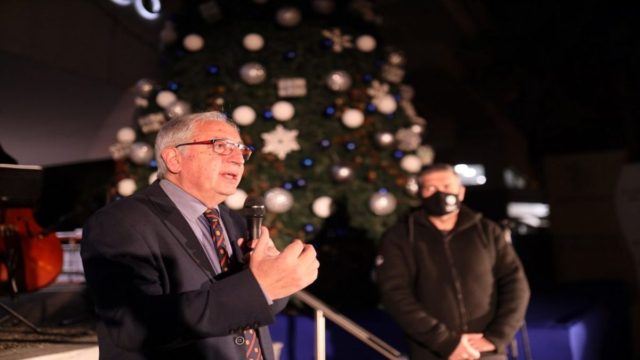 Ο Δήμαρχος Αμαρουσίου Θ. Αμπατζόγλου φωταγώγησε το Χριστουγεννιάτικο Δέντρο της ΚΕΔΑ και το Κέντρο Τέχνης & Πολιτισμού του Δήμου