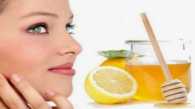 Έκοψε μισό λεμόνι, έβαλε πάνω μέλι και άρχισε να τρίβει το πρόσωπό της – Με το αποτέλεσμα θα ξετρελαθείτε