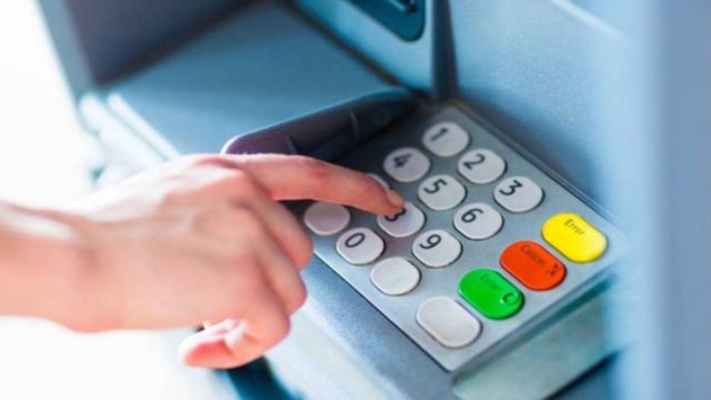 Απίστευτο για ΑΤΜ: Γιατί το PIN των καρτών είναι 4ψήφιο; Τι κρύβεται από πίσω;