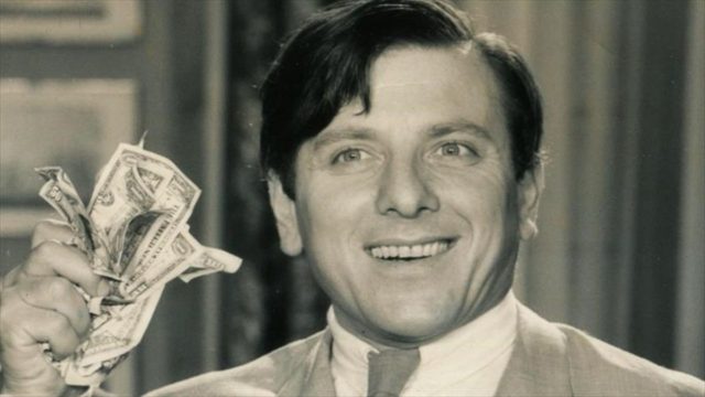 50s: Ο Κώστας Βουτσάς σε νεαρή ηλικία με τα αδέρφια του – Η σπάνια φωτογραφία του ηθοποιού