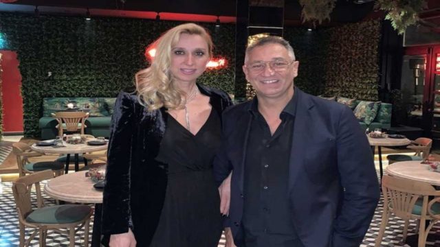 Γιορτινό κάλεσμα για φίλους από τον Γιώργο και την Έλενα Ντάβλα στο Tokyo Joe