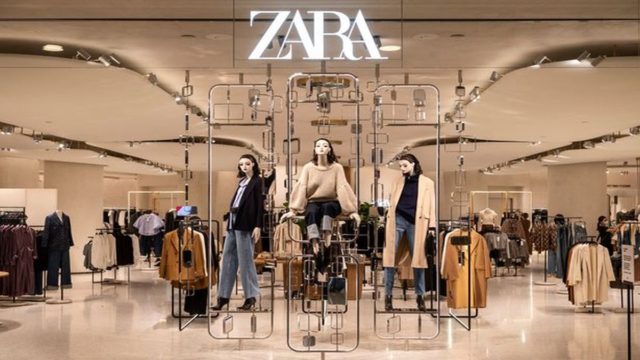 Ιδανικό για το ρεβεγιόν το φόρεμα των Zara – Λαμέ και με πούπουλα