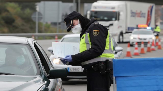 Κορωνοϊός: “Σαρώνει” όλη τη χώρα η ΕΛΑΣ – Οκτώ συλλήψεις και αναστολή λειτουργίας 11 καταστημάτων