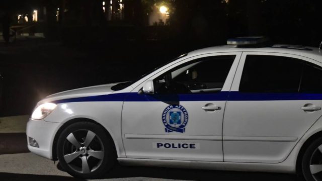 Θρίλερ στη Πεντέλη! Άνδρας με τσεκούρι ανέβηκε σε ταράτσα και πετάει αντικείμενα