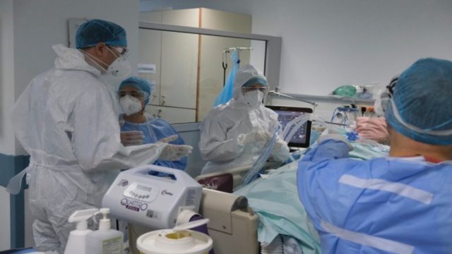 Κορωνοϊός: Τρομάζει η μετάλλαξη Όμικρον –  Αποφάσεις για νέα μέτρα μετά τις γιορτές