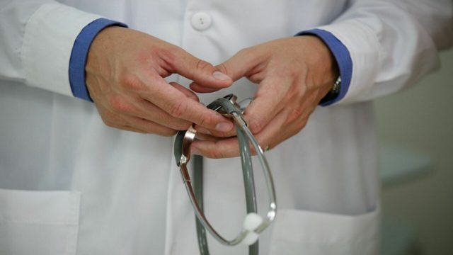 Σοκαριστική καταγγελία στον Βόλο: Γιατρός 60χρονης που πέθανε, την “κρατούσε” σπίτι ενώ είχε κορωνοϊό