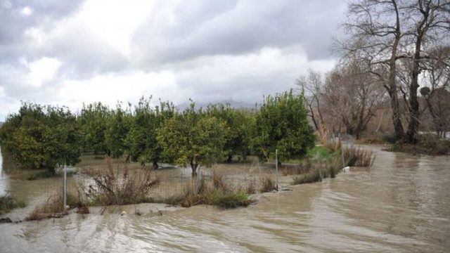 Τρομάζει η κακοκαιρία: Πάνω από 1200 κλήσεις δέχτηκε η Πυροσβεστική