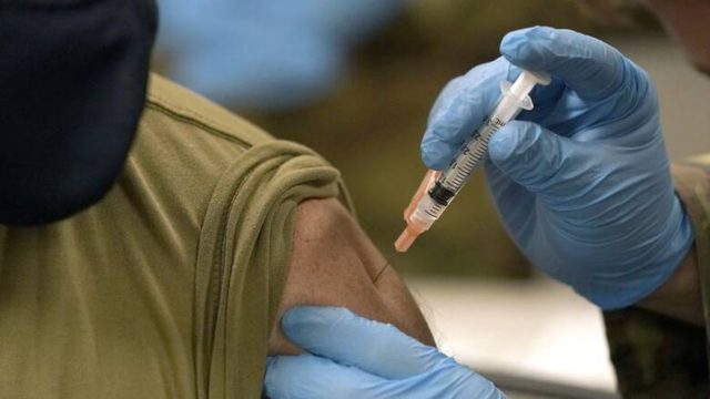 Απίστευτο περιστατικό: Του έδωσε 25 ευρώ για να εμβολιαστεί στη θέση άλλου