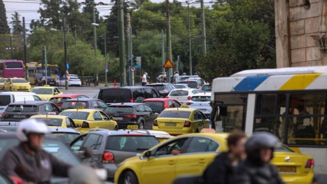 Κίνηση στους δρόμους: «Έμφαγμα» στην Αττική Οδό λόγω τροχαίου – Μποτιλιάρισμα και στον Κηφισό (Video)