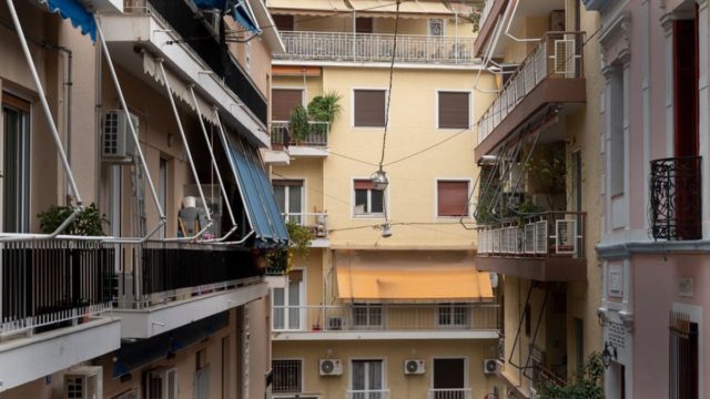 Απίστευτο: Διαρρήκτης στις Σέρρες σκαρφάλωνε από μπαλκόνι σε μπαλκόνι και “άνοιγε” σπίτια