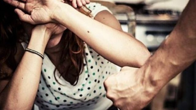 Άγριος ξυλοδαρμός 18χρονης στην Αλεξανδρούπολη: Της επιτέθηκαν αφού την κατηγόρησαν ότι δεν τάισε το μωρό